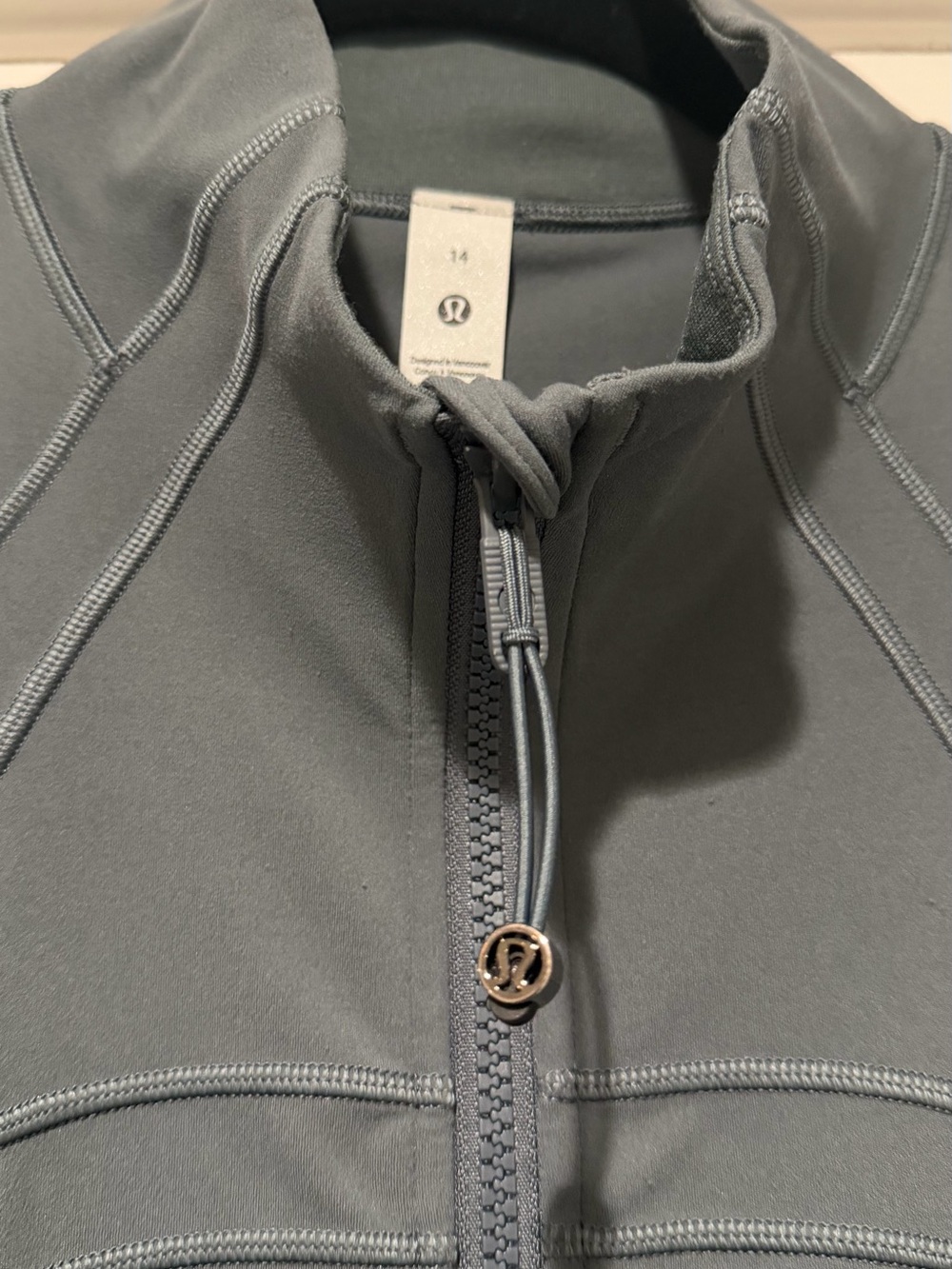 Auth.✅ Lululemon RARE Define Crop Jacket in “Oil Grey” Size 14🩶 - Picture 3 of 8